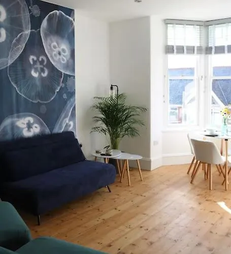 Flip Flop Flat, Sea Views, Short Stroll To Beaches